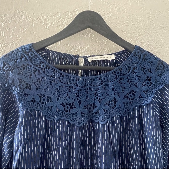 NWT Rusttydustty Elegant Navy Blouse with Crochet Detail Size Large - Picture 2 of 8